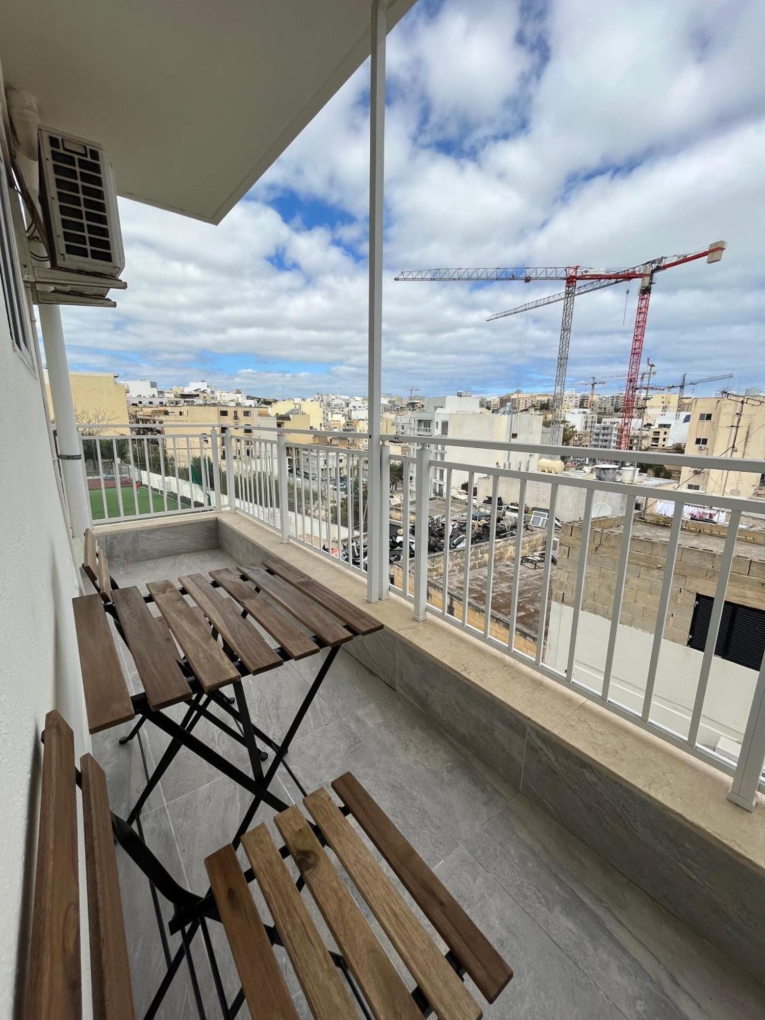 F5 Room 1, Private Double Room With Private Bathroom And Balcony In Shared Flat Msida Exterior foto